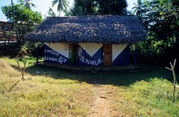 Amour;-Archipel-des-Comores;-Architecture-traditionnelle;-Case;-Façade-peinte;-France;-Inscription;-Kaleidos;-Kaleidos-images;-La-parole-à-limage;-Laurent-Abad;-Mayotte;-Océan-Indien;-Stories-Pictures;-Toit-de-chaume